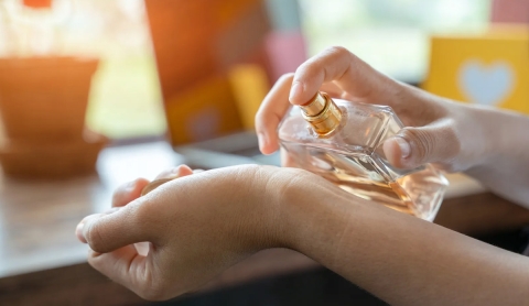 Cómo hacer que el perfume dure más: un truco sencillo y eficaz