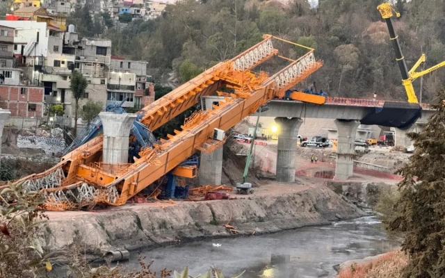 Estructura metálica del Tren Interurbano México-Toluca se desploma en Tacubaya