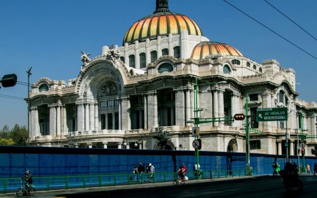 Colocan vallas a monumentos de la CDMX por marcha del 8M