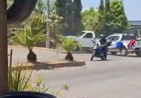 Persecución y enfrentamiento a tiros entre presuntos delincuentes y policías, en Cuautla