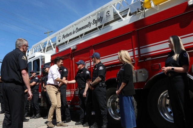 El primer ministro de Canadá, Justin Trudeau, se reúne con los bomberos en la sala de rescate de bomberos de West Kelowna en West Kelowna, Columbia Británica, Canadá, el 10 de mayo de 2024.