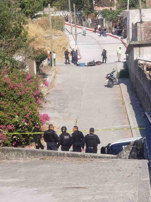  El hombre quedó tendido a media calle, junto a la moto que conducía.