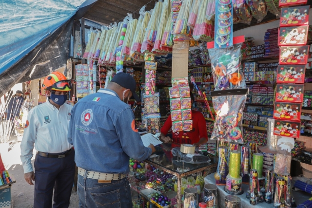 Realizan supervisión de venta regulada de pirotecnia en tianguis de Xoxocotla