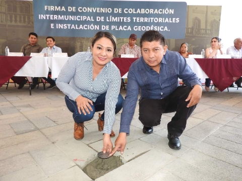 La alcaldesa Nayeli Mares Mérida y el titular de la CERT, Gilberto González.