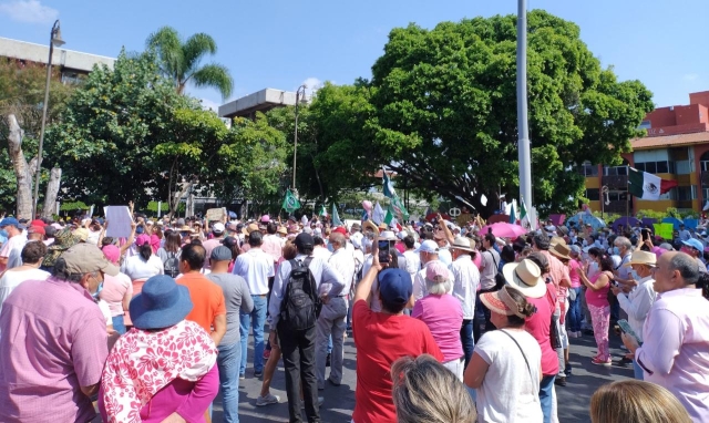 Marchan en Cuernavaca a favor del INE