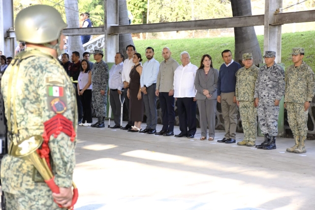 Preside gobernadora Margarita Gonz&aacute;lez Saravia honores a la Bandera Nacional en Coatl&aacute;n del R&iacute;o