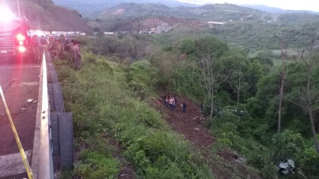 Autobús cae a barranco en Tepic; hay al menos 17 muertos