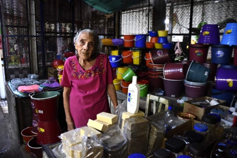 Silvina Flumencia vende art&iacute;culos de limpieza en el mercado municipal Benito Ju&aacute;rez de Jojutla y agradece que su salud le permite mantener su actividad desde hace m&aacute;s de 50 a&ntilde;os. 