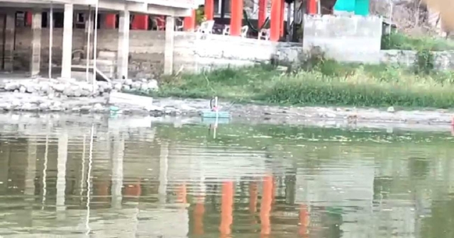 Algunas palapas de El Muelle mantienen descargas directas de aguas jabonosas hacia la laguna.