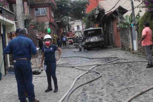 La pipa tiene una capacidad de cinco mil 800 litros, pero cuando ocurrió el incidente estaba a la mitad.