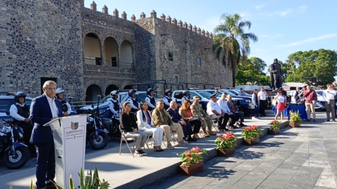 Entregan autoridades equipamiento y veh&iacute;culos a la Seprac