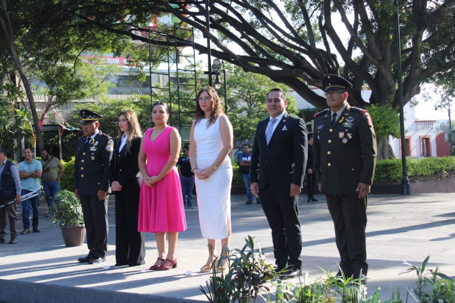 La secretaria de las Mujeres, Clarisa Gómez, encabezó la ceremonia de honores a la bandera de este jueves en la plaza de armas de Cuernavaca por los festejos patrios. 