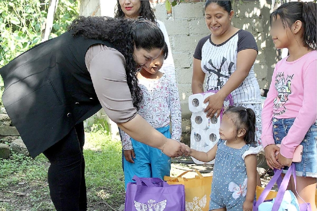 La titular del DIF Cuautla visitó los domicilios de los beneficiados para entregar los apoyos.