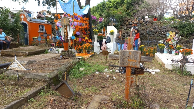 Poca afluencia de visitantes en panteones de Cuernavaca, esta mañana