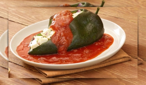 Chiles rellenos de queso sin capear: receta económica y ligera