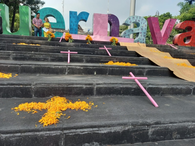 Instala CIDHM ofrenda en memoria de mujeres víctimas de feminicidio