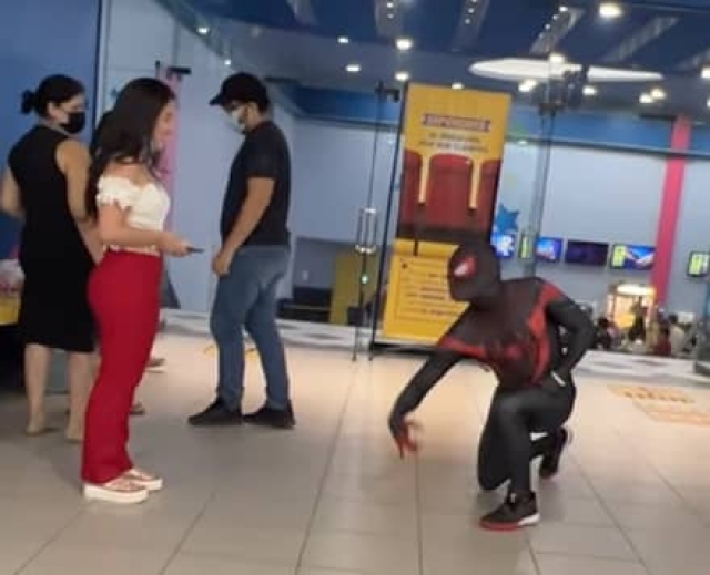 Spider-Man le pide a su amiga que sea su novia .