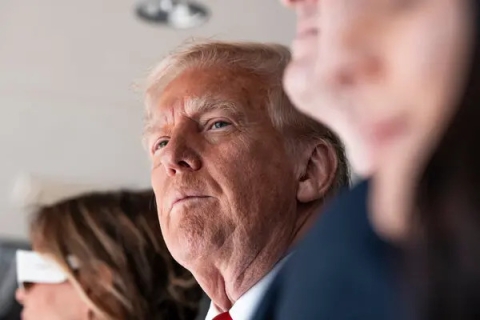 Trump demanda al Wall Street Journal por vincularlo con Epstein