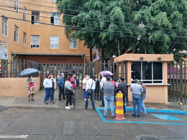 Toman vecinos de diversas colonias de Cuernavaca la Tesorería municipal