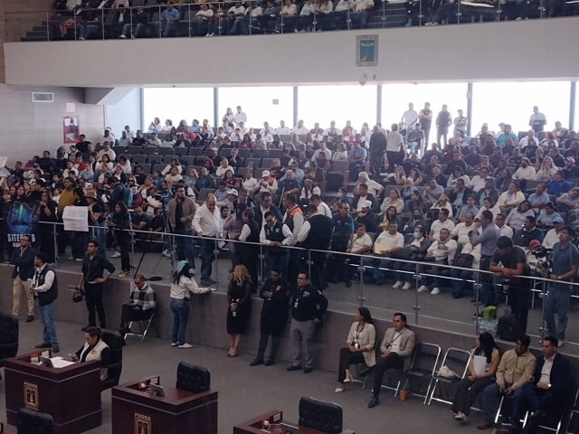 Acuden integrantes de la secci&oacute;n 19 del SNTE al Congreso local; esperan aprobaci&oacute;n de Ley Protem
