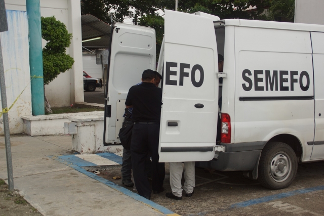 Hallan muerto a joven a bordo de un taxi