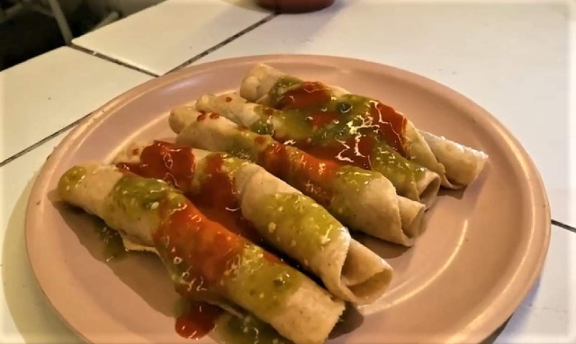 En Tenextepango los tacos dorados únicamente se sirven con salsa.