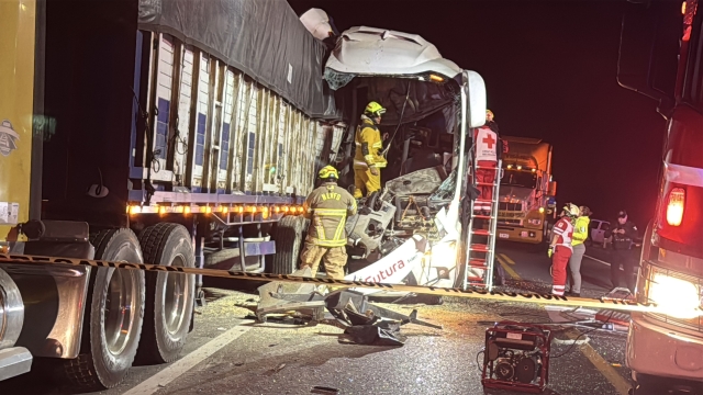 Accidente entre autob&uacute;s y tr&aacute;iler en Tamaulipas deja dos muertos y 35 heridos