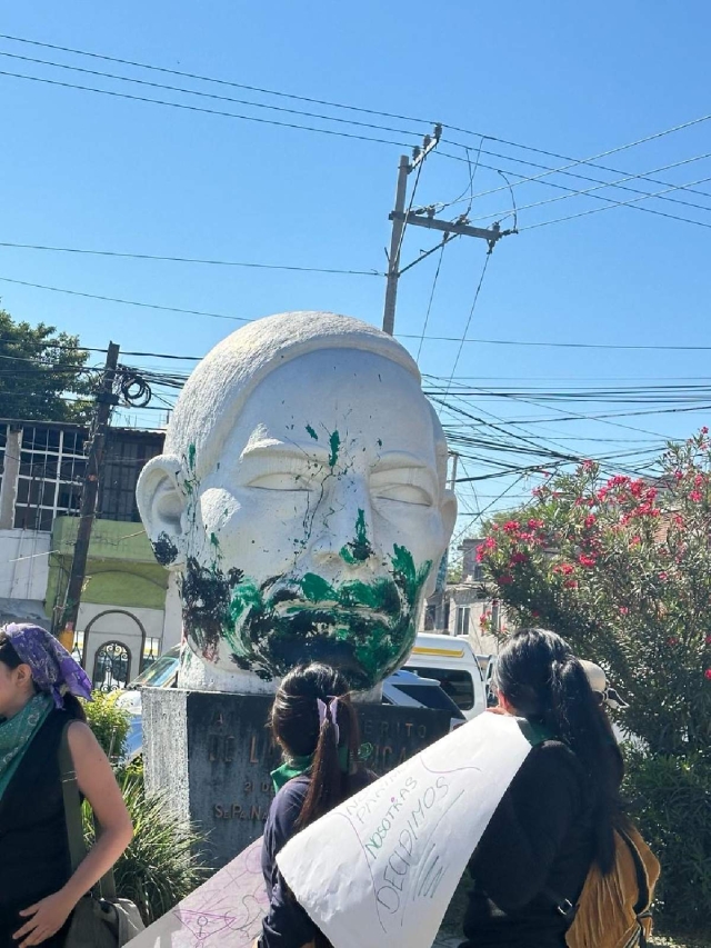 Las mujeres pintaron diversos monumentos del municipio.