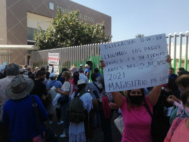 En una movilización en la sede del Congreso, maestros jubilados reclamaron a los diputados su intervención para cobrar el aguinaldo y se destinen recursos para el pago de la diferencia de la prima de antigüedad. 