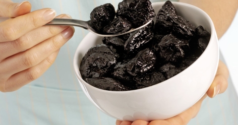 La ciruela pasa, una fruta que favorece la masa muscular y los huesos