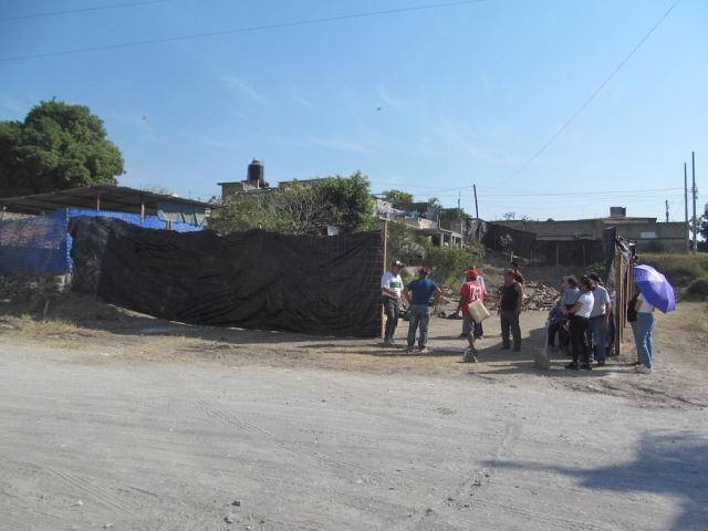 Se inconforman vecinos de colonia de Zacatepec con su ayudante