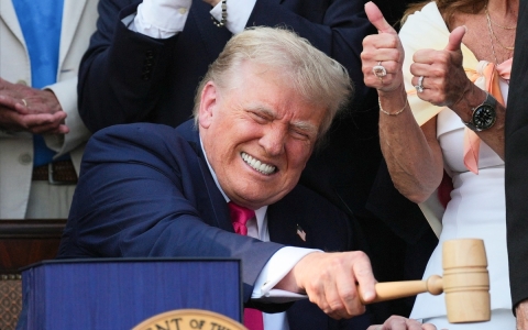 Trump firma ley fiscal con impuesto a remesas en el Día de la Independencia de EU