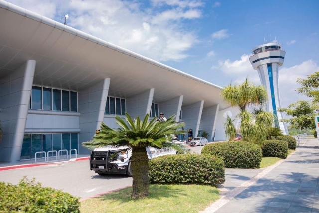 La Marina también realiza trabajos en el aeropuerto. 