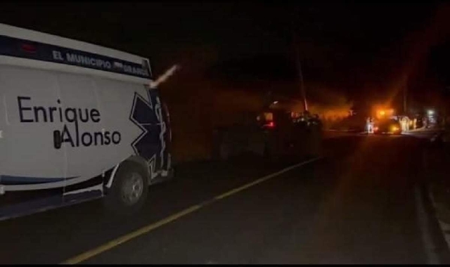La camioneta fue localizada en una barranca, a orillas de la carretera.