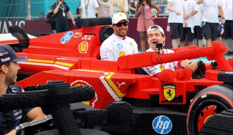 ¡La magia de LEGO llega a la pista! Los vehículos de F1 de LEGO deslumbran en el GP de Miami 2025