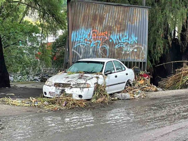 El auto estuvo a punto de caer a la corriente del río.