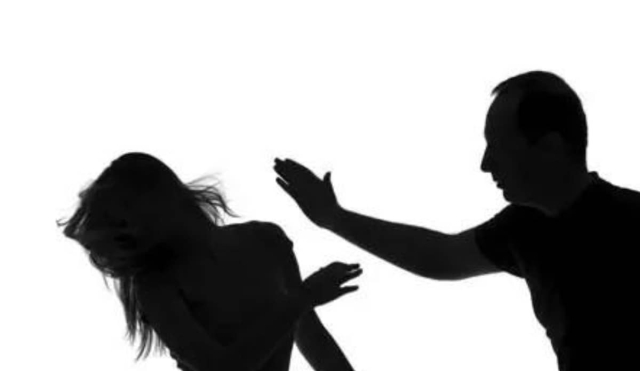 A proceso, hombre por golpear a su esposa y a su hijo