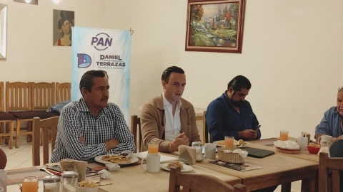 Se re&uacute;nen representantes de agrupaciones de taxis con el diputado Daniel Mart&iacute;nez Terrazas; exponen inconformidades