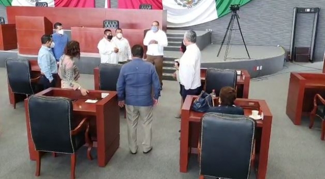 Se confrontan diputados locales