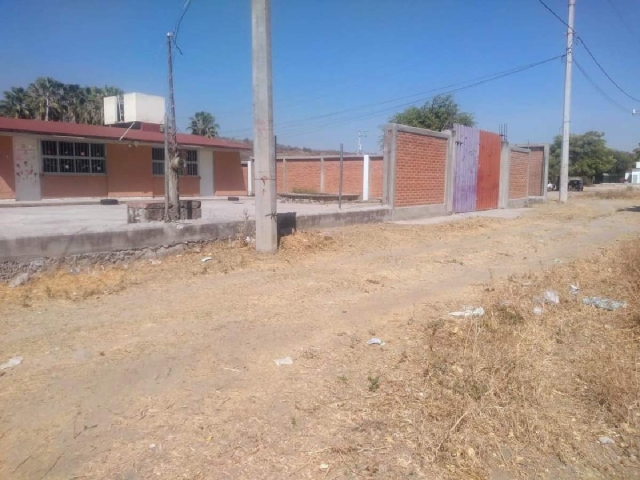 A pesar de que allí se encuentra una escuela y la sucursal del Banco del Bienestar, la calle carece de pavimentación y alumbrado público.