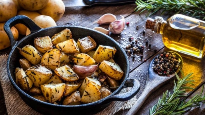 Papas salteadas con ajo y romero, guarnición perfecta para tus platillos