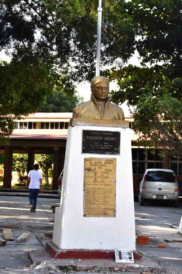 Busto de Morelos en la Escuela Revolución Agraria.