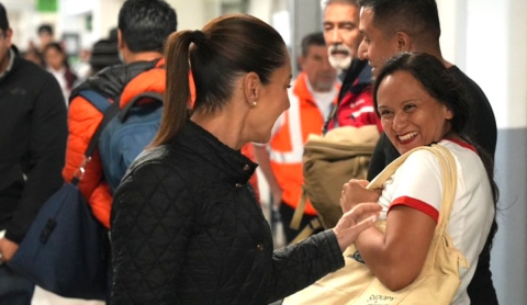 Sheinbaum comparte fotos de su vuelo comercial a Canadá rumbo al G7