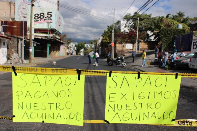 Un grupo de trabajadores cerró las calles Eugenio J. Cañas y Francisco I. Madero, en la zona de El Túnel.