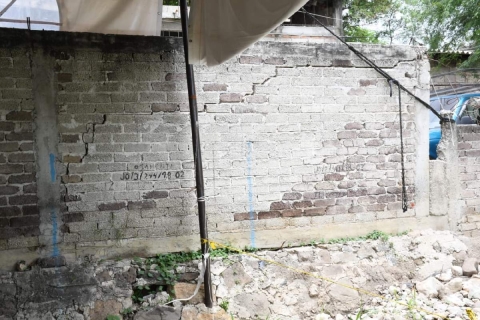 La Fiscalía emitió un comunicado en el que determina que hay riesgo de colapso de una barda perimetral en el panteón, por lo que recomienda su demolición antes de continuar las diligencias.  