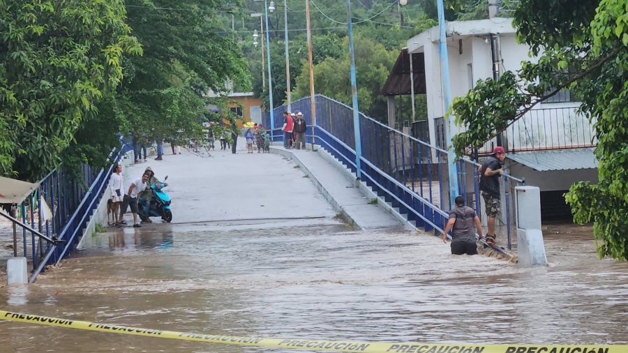 Se desborda río Amacuzac, a la altura del poblado de 'El Estudiante'