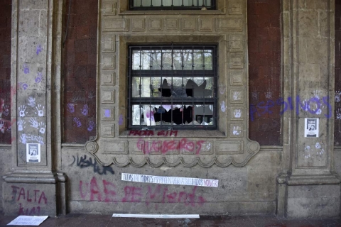 Un grupo de manifestantes ocasion&oacute; da&ntilde;os en la fachada del palacio de gobierno dentro de la concentraci&oacute;n de estudiantes en la plaza de armas este martes.    