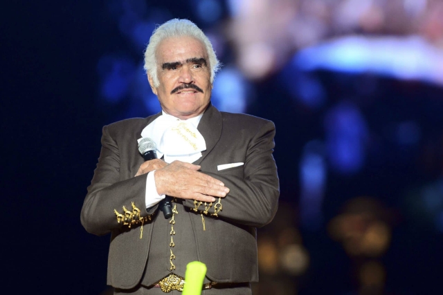 Vicente Fernández regresa a terapia intensiva.