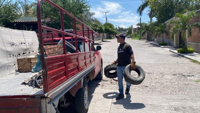  Las autoridades mantienen la recolección de llantas y cacharros.