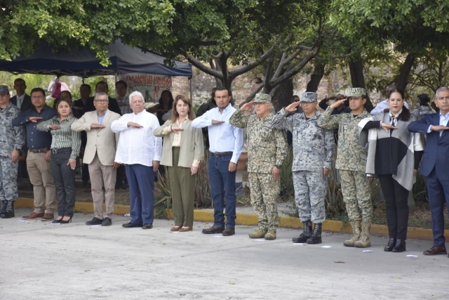 Encabeza gobernadora Margarita Gonz&aacute;lez Saravia honores a la Bandera Nacional en Ayala
